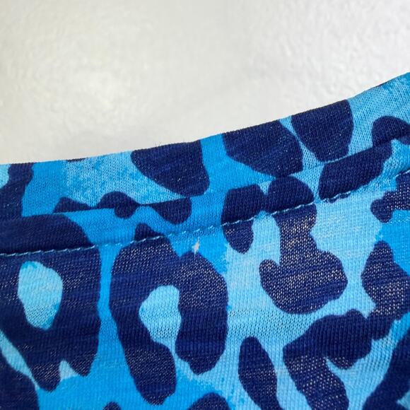 Lilly Pulitzer Etta V Neck Shirt Womens Medium Blue My Favorite Spot Leopard - Picture 10 of 11
